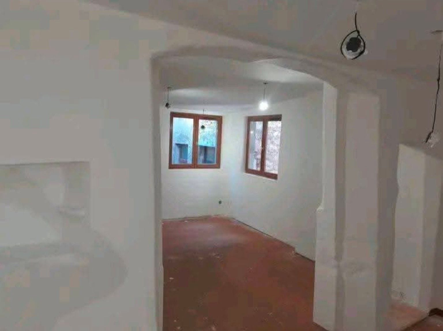 La même pièce après remise en peinture des murs et du plafond en blanc