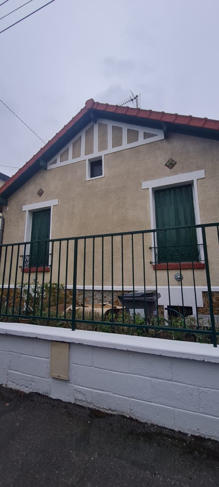 Le même pignon après nettoyage de la façade et remise en peinture des colombages, des encadrements et du muret
