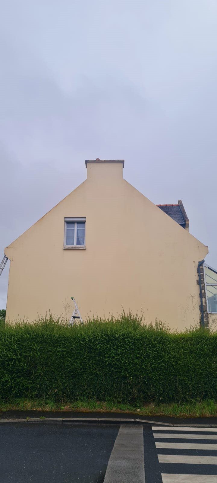 La même façade et le même pignon après nettoyage