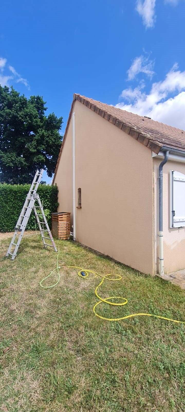 Le même mur pignon après nettoyage, enduit uniforme et débarrassé des coulures