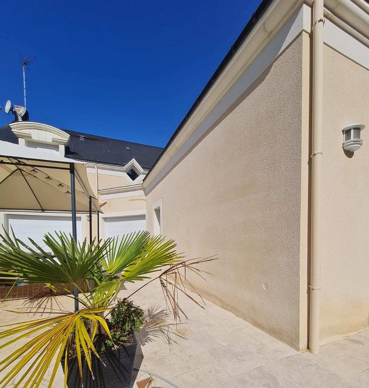 La même façade de villa après nettoyage