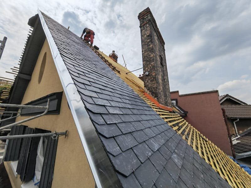 Pose d’ardoises sur liteaux neufs et écran sous-toiture, chantier échafaudé